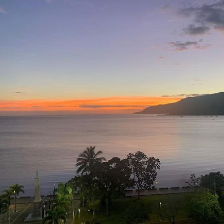 Tropical Ocean Sunrises & Magical Mountain Sunsets Apartment Cairns Exterior photo