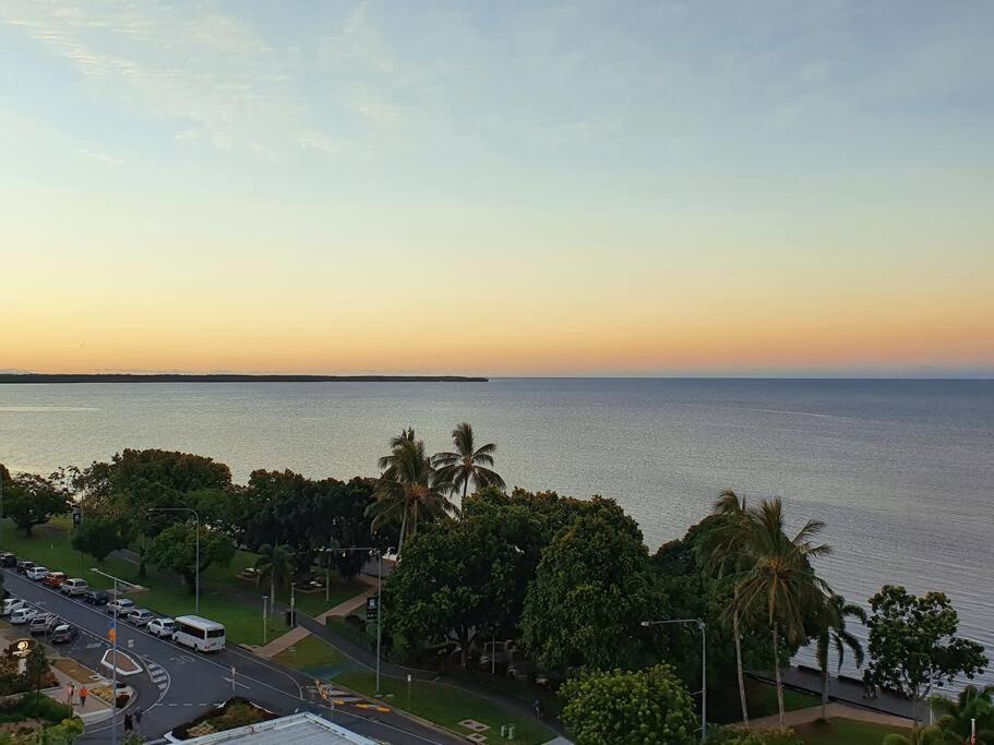 Tropical Ocean Sunrises & Magical Mountain Sunsets Apartment Cairns Exterior photo