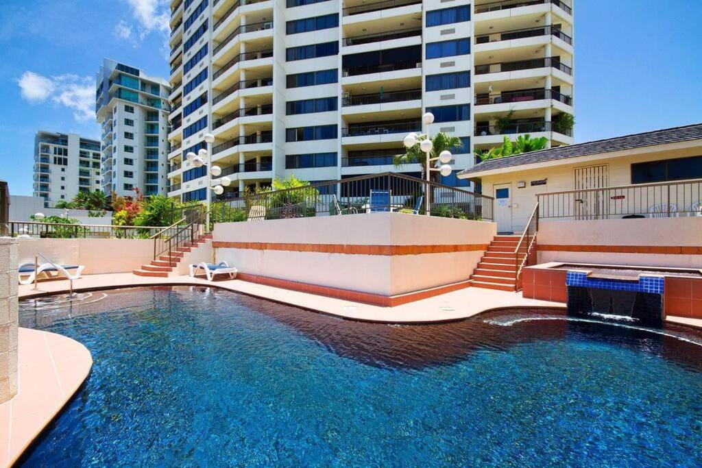 Tropical Ocean Sunrises & Magical Mountain Sunsets Apartment Cairns Exterior photo