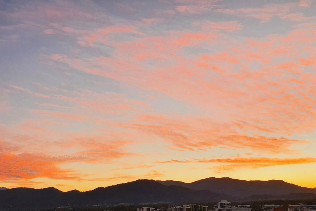 Tropical Ocean Sunrises & Magical Mountain Sunsets Apartment Cairns Exterior photo